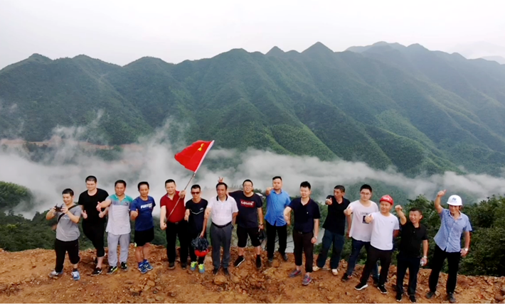 党旗飘扬聚力量 党建引领助发展