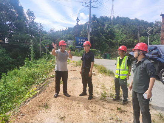 渌口区政府办督导室主任易耀湘带队调度渌口区S330淦田至古岳峰公路二期工程现场情况