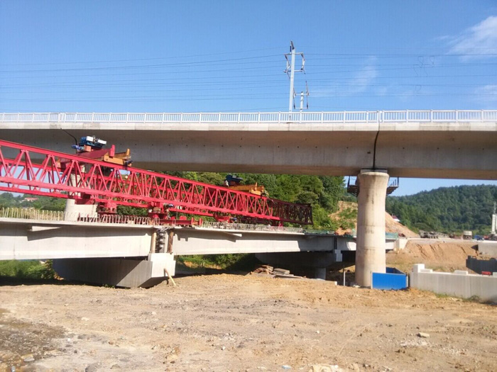 热烈祝贺益娄高速公路第14合同段先锋高架桥右线顺利合拢