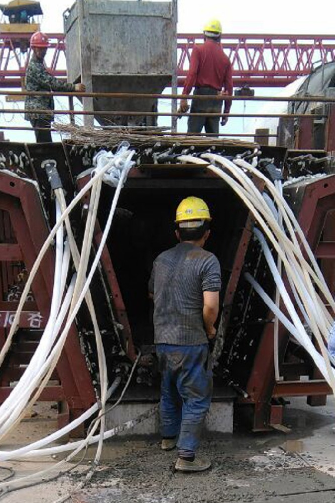 益娄14标顺利迎来第一块预制箱梁浇灌