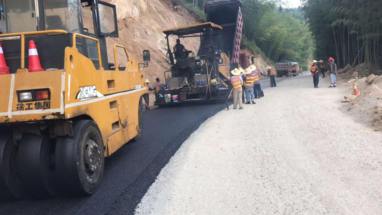 炎陵S207项目沥青路面摊铺有序推进